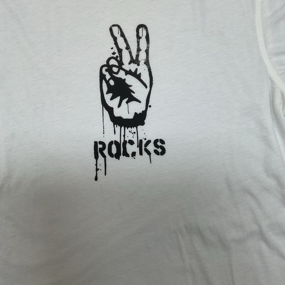 JOHN VARTOS ✌️ROCKS T-SHIRT - Picture 2 of 5